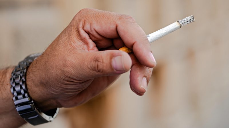 Amendă de 500 de euro pentru aruncarea chiștoacelor de țigări pe terenurile de joacă